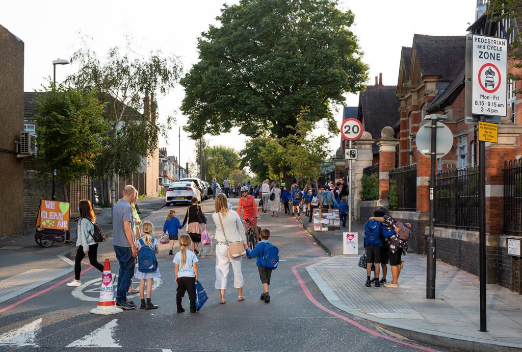 A school street outside Singlegate Primary School, Colliers Wood, London. Image: Mums for Lungs. Photo: Paul Gapper.